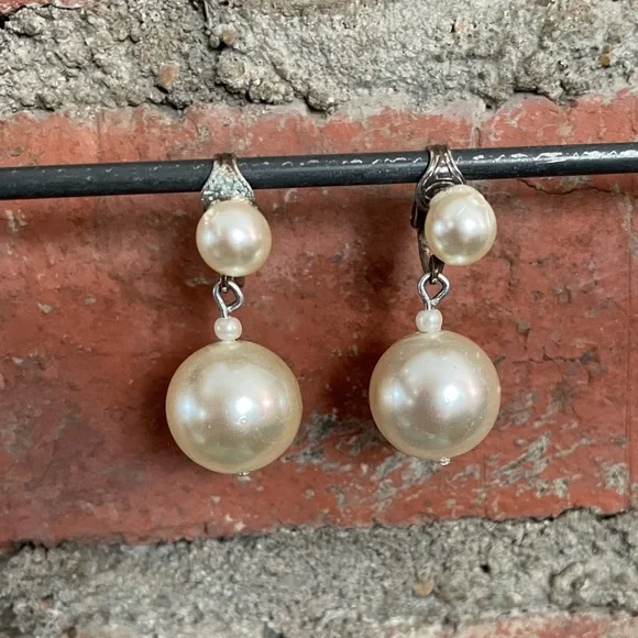 Vintage Fashion Clip-on Faux Pearl Drop Earrings 1” long - Picture 2 of 6